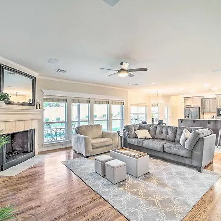 Villa Pet-Friendly Tulsa Escape With Private Hot Tub!