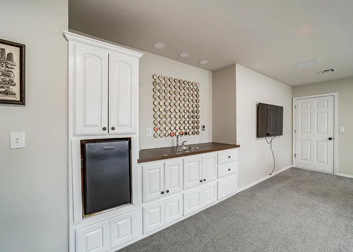 Pet-friendly Escape W/ Private Hot Tub! Holiday home *