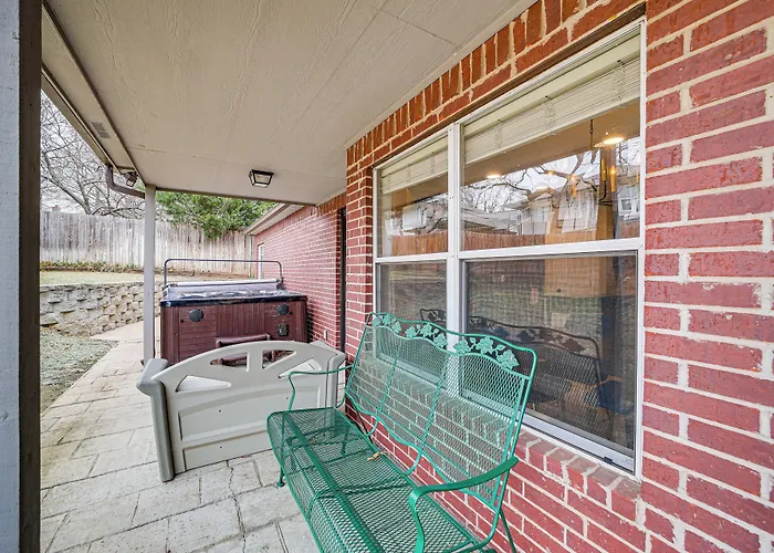 Сasa de vacaciones Pet-friendly Escape W/ Private Hot Tub! Tulsa